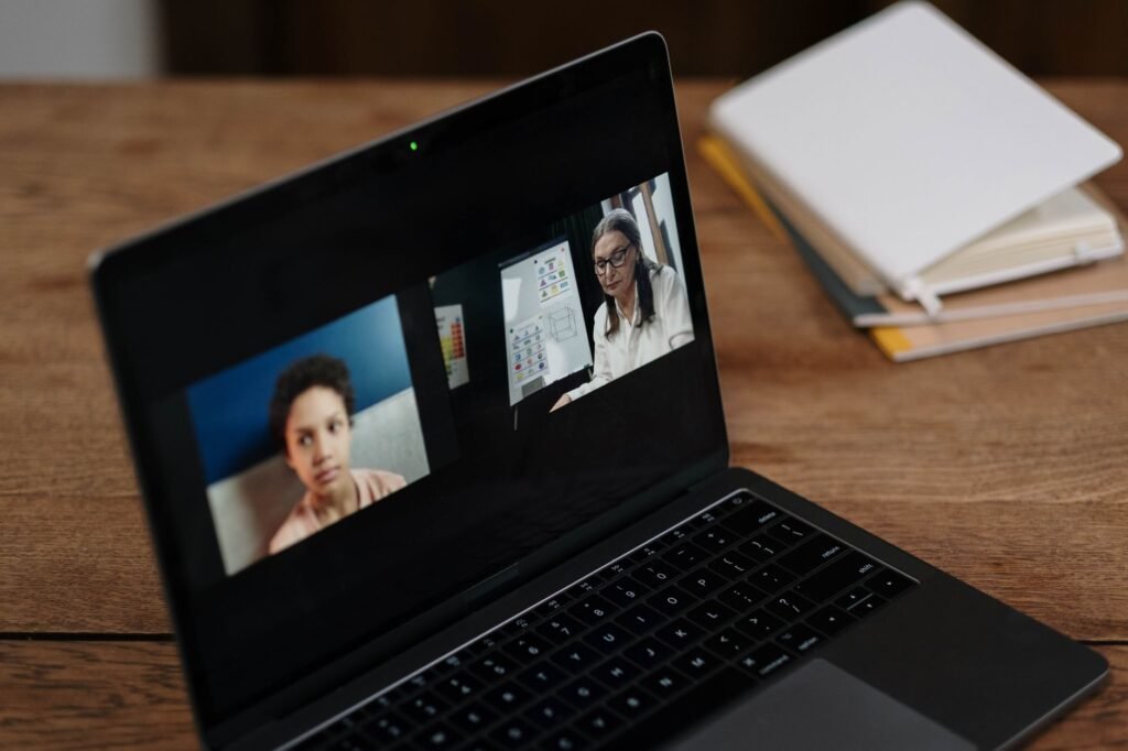 Desvendando o Delay: Como a Latência Afeta a Experiência Digital e a Inovação Corporativa