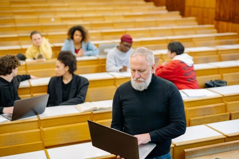 Professor usa prompt escondido e 90% da turma recorre à IA