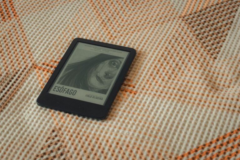 Novo Kindle de 12ª Geração Surge em Vazamento: Cores, Cantos Arredondados e Botão Lateral Indicam Foco em Produtividade